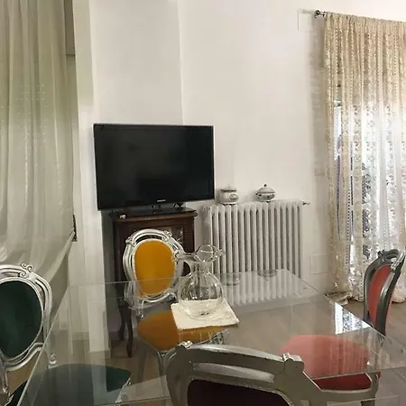Yellow Rose Apartment *