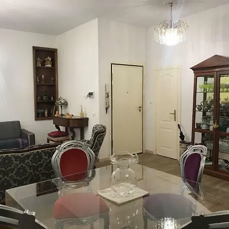 Yellow Rose Apartment *
